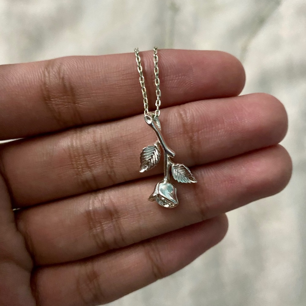 SILVER ROSE NECKLACE